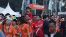 Pendukung tim China berjalan masuk kawasan Stadion GBK untuk menyaksikan seremoni pembukaan Asian Games 2018, Jakarta, Sabtu (18/8). Asian Games 2018 akan berlangsung hingga 2 September, mendatang. (Liputan6.com/Helmi Fithriansyah)
