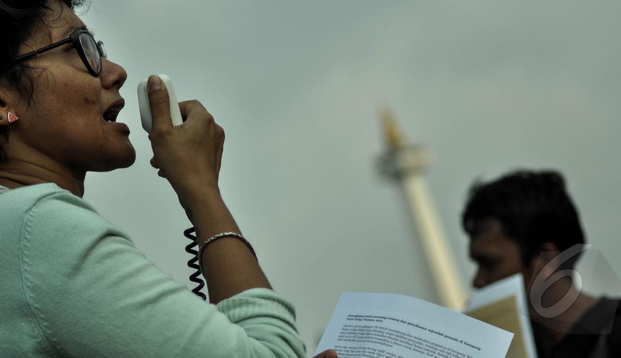 Sejumlah mahasiswa perwakilan Papua melakukan aksi solidaritas di depan Istana Merdeka, Jakarta, Selasa (31/3/2015). Mereka menolak pembangunan markas komando Brimob di Wamena. (Liputan6.com/Faizal Fanani) 