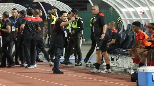 Aksi Ketua Umum PSSI Erick Thohir turun ke lapangan menenangkan pemain dan official Timnas Indonesia saat terjadi kericuhan di laga Final sepak bola SEA Games 2023
