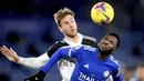 Pemain Leicester City, Kelechi Iheanacho, berebut bola dengan pemain Fulham, Joachim Andersen, pada laga Liga Inggris di Stadion King Power, Senin (30/11/2020). Leicester takluk dengan skor 1-2. (Michael Regan/Pool Photo via AP)