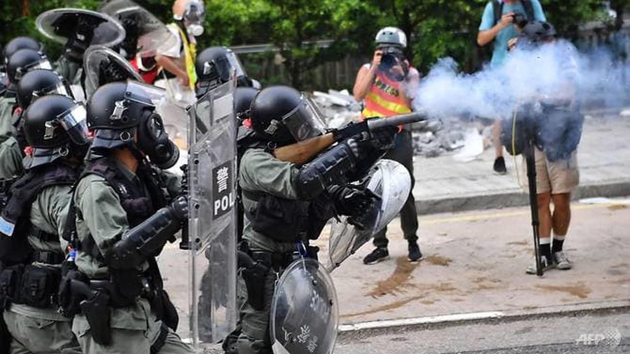 Demonstrasi di area industri Kwun Tong itu dihujani tembakan gas air mata yang dilepaskan polisi antihuru-hara Hong Kong.