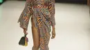 Seorang model berjalan di catwalk mengenakan busana rancangan Andrea Iyamah selama Heineken Fashion and Design Week di Lagos, Nigeria (26/10/2019). Lagos Fashion Week (LFWNG) adalah acara mode multi-hari tahunan yang didirikan pada 2011 oleh Omoyemi Akerele. (AP Photo/Sunday Alamba)