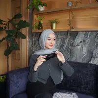 Pashmina tanpa peniti atau pentul jadi salah satu gaya andalan Puteri Modiyanti di keseharian. [@putmod].