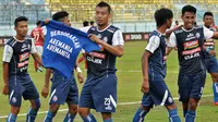 Pemain arema merayakan gol untuk Aremania saat melawan Bali United di Stadion Kanjuruhan, Malang, Sabtu (20/10/2018). (Bola.com/Iwan Setiawan)