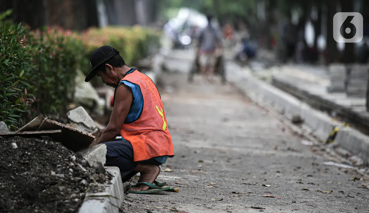 Pekerja menyelesaikan proyek revitalisasi pedestrian di kawasan Jalan Pattimura, Jakarta, Rabu (8/6/2022). Dinas Bina Marga DKI Jakarta merevitalisasi pedestrian dengan memperlebar menjadi tiga meter sehingga cukup luas untuk memberikan kenyamanan para pejalan kaki. (Liputan6.com/Faizal Fanani)