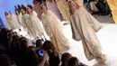 Merek PASESHNIC menunjukkan inovasi dalam gaya tradisional dengan mempersembahkan gaun maxi yang menggabungkan elemen busana pesta dan sehari-hari yang khas dari Rusia. (Foto: Dokumen/Moscow Fashion Week)