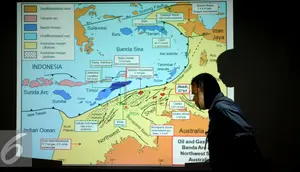 Seorang melintas di depan layar peta usai pertemuan antara Menko Kemaritiman dan Sumberdaya Rizal Ramli dengan perwakilan masyarakat Maluku di Gedung BPPT, Jakarta, Rabu (7/10/2015). Pertemuan membahas Blok Masela. (Liputan6.com/Helmi Fithriansyah)