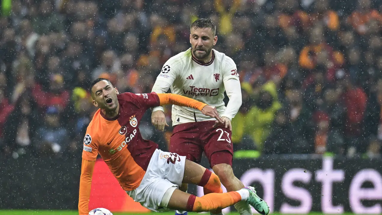 Hakim Ziyech berduel dengan pemain Manchester United Luke Shaw di Liga Champions
