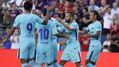 Para pemain Barcelona merayakan gol yang dicetak Neymar ke gawang Manchester United pada laga ICC di Stadion FedEx Field, Maryland, Rabu (26/7/2017). Barcelona menang 1-0 atas Manchester United. (EPA/Shawn Thew)