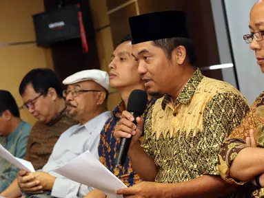 Ray Rangkuti (kedua kanan) membacakan komunike bersama revisi UU anti terorisme di Jakarta, Kamis (8/12). Mereka menilai revisi UU No 15 tahun 2003 tetap harus berpijak pada mekanisme criminal justice system model. (Liputan6.com/Helmi Fithriansyah)