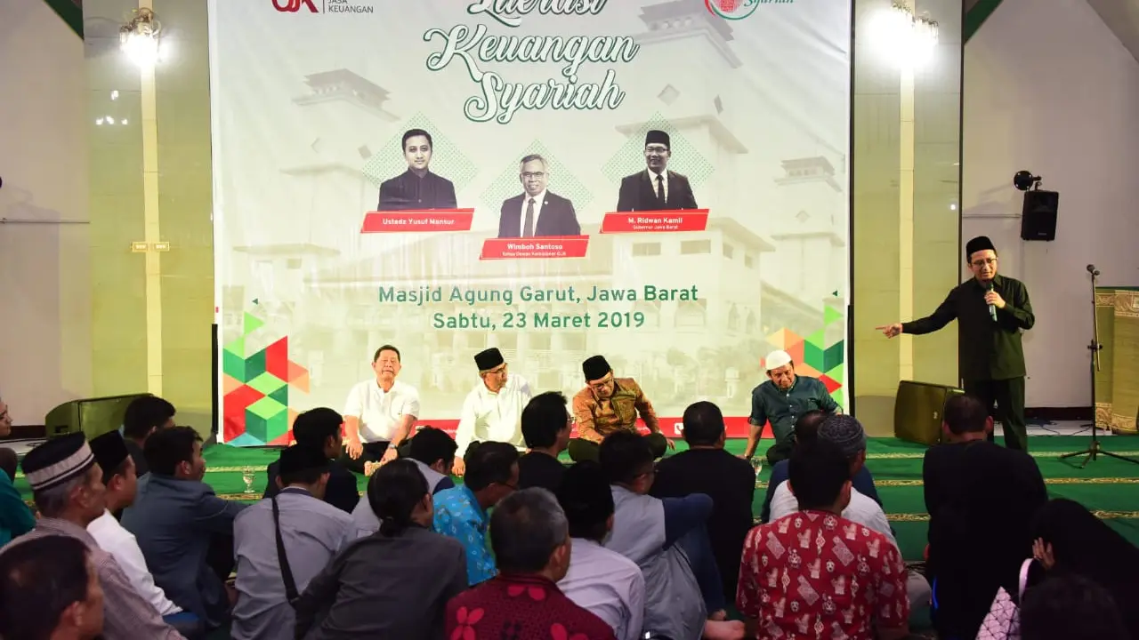 Komisoner OJK bersama Gubernur Jawa Barat Ridwan Kamil sosialisasi mengenai literasi keuangan di Garut