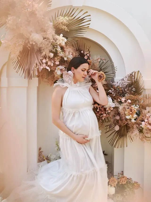 Jelang Melahirkan, Ini 7 Potret Maternity Shoot Alice Norin Bernuansa Bunga