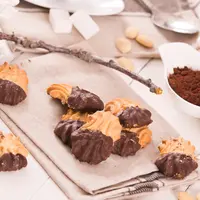 ilustrasi kue kering celup coklat/copyright by Miti74 (Shutterstock)