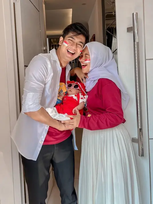 <p>Rayakan 17 Agustus bareng si kecil, baik Ria Ricis, Teuku Ryan, dan Baby Moana pakai kembaran baju warna merah putih. Makin gemas, si kecil Moana didandani juga dengan aksesori berupa kacamata. @riaricis1975/@teukuryantr.</p>