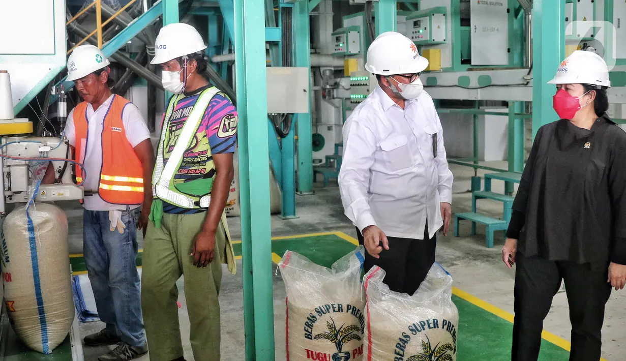 Ketua DPR RI Puan Maharani (kanan) bersama Direktur Utama Perum Badan Urusan Logistik (Bulog) Budi Waseso meninjau proses unit Modern Rice Miling Plant (MRMP) di Karawang, Jawa Barat, Rabu (21/9/2022). Kunjungan kerja tersebut guna membantu petani dalam negeri melalui infrastruktur penggunaan teknologi modern proses pengolahan beras untuk mewujudkan ketahanan pangan nasional. (Liputan6.com/Angga Yuniar)