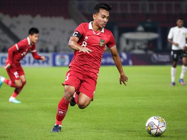 Pemain Timnas Indonesia U-20, Arkhan Fikri menggiring bola pada laga International Friendly Match U-20 melawan Timnas Fiji di Stadion Utama Gelora Bung Karno (SUGBK), Jakarta, Jumat (17/02/2023). Arkhan menjadi salah satu pemain yang tampil menonjol pada laga uji coba tersebut. Pemain muda Arema FC itu mampu membongkar pertahanan dari tengah dengan melepaskan umpan kunci serta tendangan tepat sasaran dari luar kotak penalti. (Bola.com/Bagaskara Lazuardi)