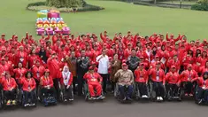 Presiden Joko Widodo foto bersama para atlet usai memberikan bonus kepada peraih medali Asian Para Games 2018 di Istana Bogor, Jakarta, Sabtu (13/10). Bonus yang diberikan setara dengan bonus yang diterima atlet Asian Games 2018. (Liputan6.com/HO/Randy)