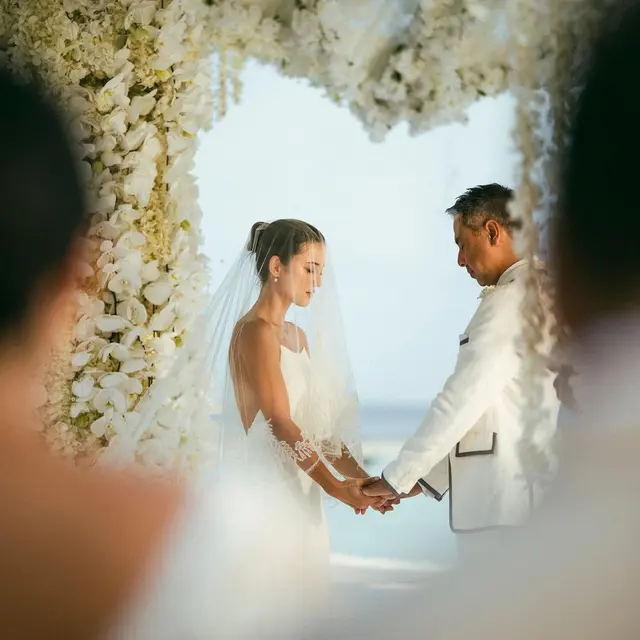 6 Potret Pernikahan Julie Estelle dan David Tjiptobiantoro, Digelar di Maldives