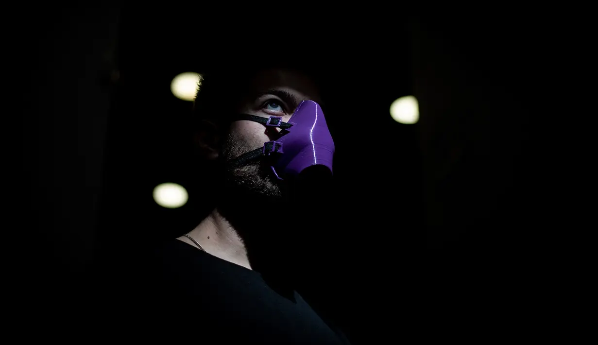 Teknisi Felipe Maturana emakai masker penangkal Covid-19 yang dibuat menggunakan printer 3D di Santiago, Chile, (5/5/2020).  Pembuatan masker dengan printer 3D tersebut dilakukan sebagai upaya untuk melawan penyebaran virus corona Covid-19. (AFP/Martin Bernetti)