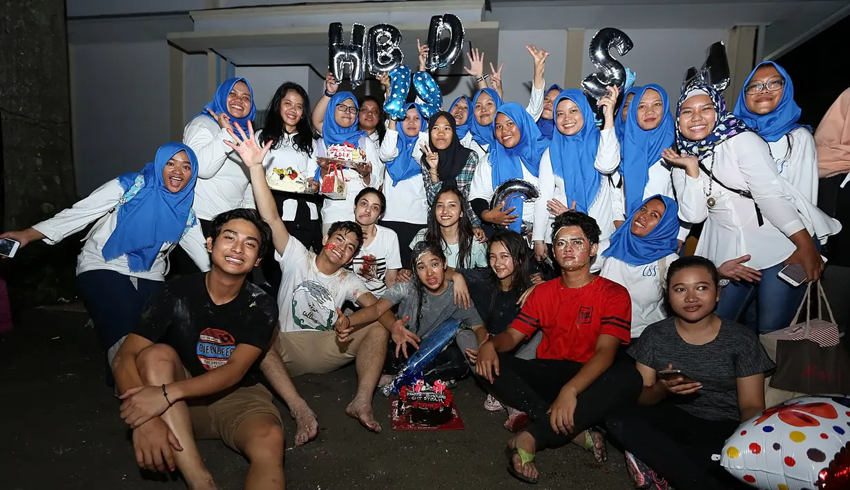 Kebahagiaan benar-benar dirasakan Cut Syifa yang mendapat kejutan dari teman-temannya di lokasi syuting serta para penggemarnya yang sudah rela berkunjung di hari ulang tahunnya tersebut.  (Bambang E.Ros/Bintang.com)