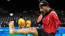 Penampilan atlet Mesir, Ibrahim Hamadtou saat bersiap melempar bola dengan bantuan kakinya ke arah lawannya, atlet Jerman Thoma Rau pada cabang tenis meja tunggal putra di ajang Paralimpiade 2016, Rio de Janeiro, 9 September 2016. (CHRISTOPHE SIMON/AFP)