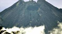Kubah lava Gunung Merapi yang terbentuk akibat erupsi tahun 2010 diabadikan dari Desa Ngargosoko, Dukun, Magelang, Jateng, Rabu (6/4). (Antara)