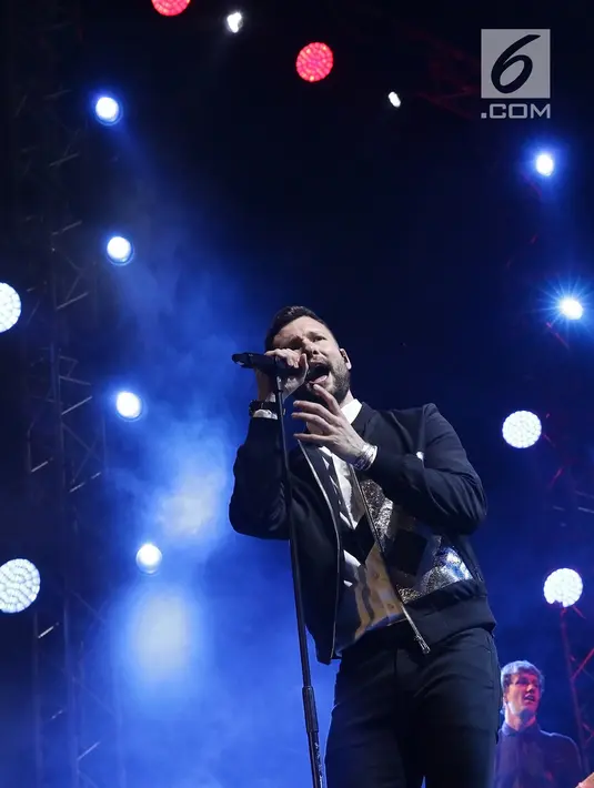 Penampilan Calum Scott di atas panggung Jazz Festival 2019 di Komplek Taman Wisata Candi Prambanan, Jumat (5/7/2019). Pelantun tembang hits berjudul 'You Are The Reason' itu mengaku antusias bisa kembali menyapa penggemarnya di Indonesia. (Fimela.com/Bambang E. Ros)