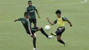 Pemain Timnas Indonesia U-22, Firza Andika, berusaha merebut bola saat latihan di Stadion Madya, Jakarta, Jumat (18/1). Latihan ini merupakan persiapan jelang Piala AFF U-22. (Bola.com/Yoppy Renato)