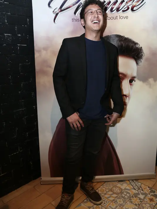 "Saya ingin main semuanya, jadi orang pintar, jadi orang gila, orang sukses. Yang nggak ingin cuma main film horor, nggak berani," aku Dimas Anggara, di XXI Plaza Senayan, Jakarta Selatan, Rabu (28/12/2016). (Galih W. Satria/Bintang.com)