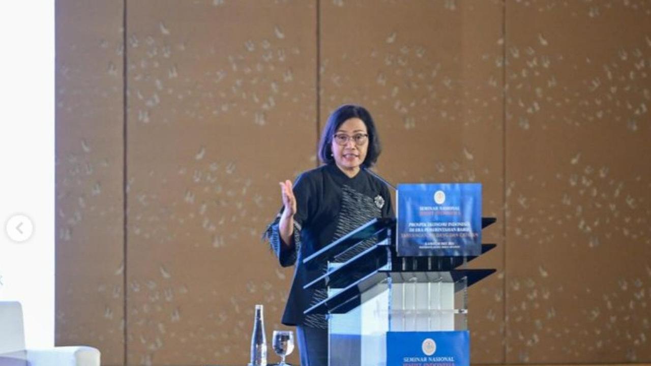 Menteri Keuangan (Menkeu) Sri Mulyani Indrawati saat mengisi acara seminar nasional Jesuit Indonesia, dengan tema 'Prospek Ekonomi Indonesia di era Pemerintahan Baru: Tantangan, peluang, dan catatan, di Jakarta, Kamis (30/5/2024). (Foto: Liputan6.com/Tira