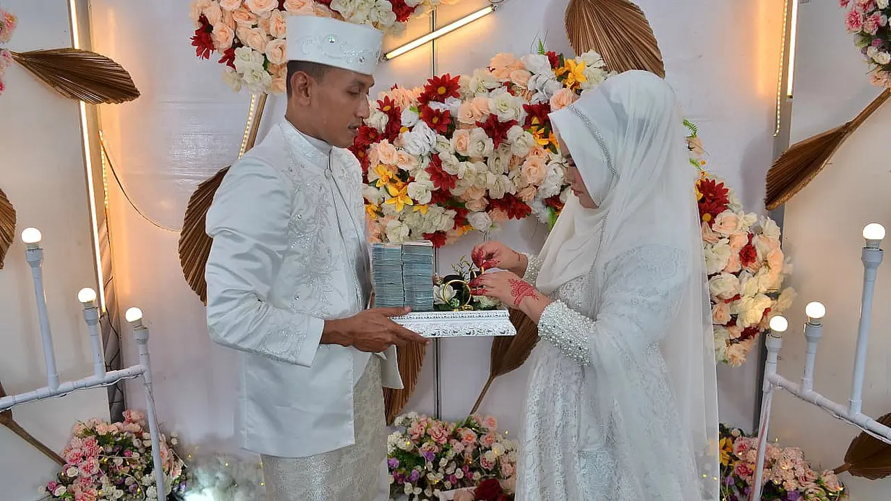 Brigadir TM. Saputra dengan istrinya (Istimewa)