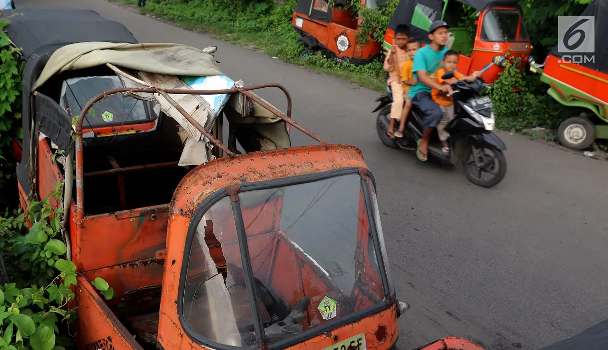 Sejumlah bangkai bajaj oranye tergeletak di kawasan Roxy, Jakarta Barat, Selasa (27/2). Bajaj mulai diimpor dan masuk ke Jakarta dan berjaya pada tahun 1975. (Liputan6.com/JohanTallo)