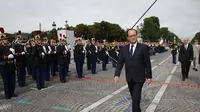 Presiden Prancis, Francois Hollande, menghadiri parade tradisional Bastille Day 2014 yang dipusatkan di Place de la Concorde, Paris, (14/7/2014). (REUTERS/Etienne Laurent/Pool)