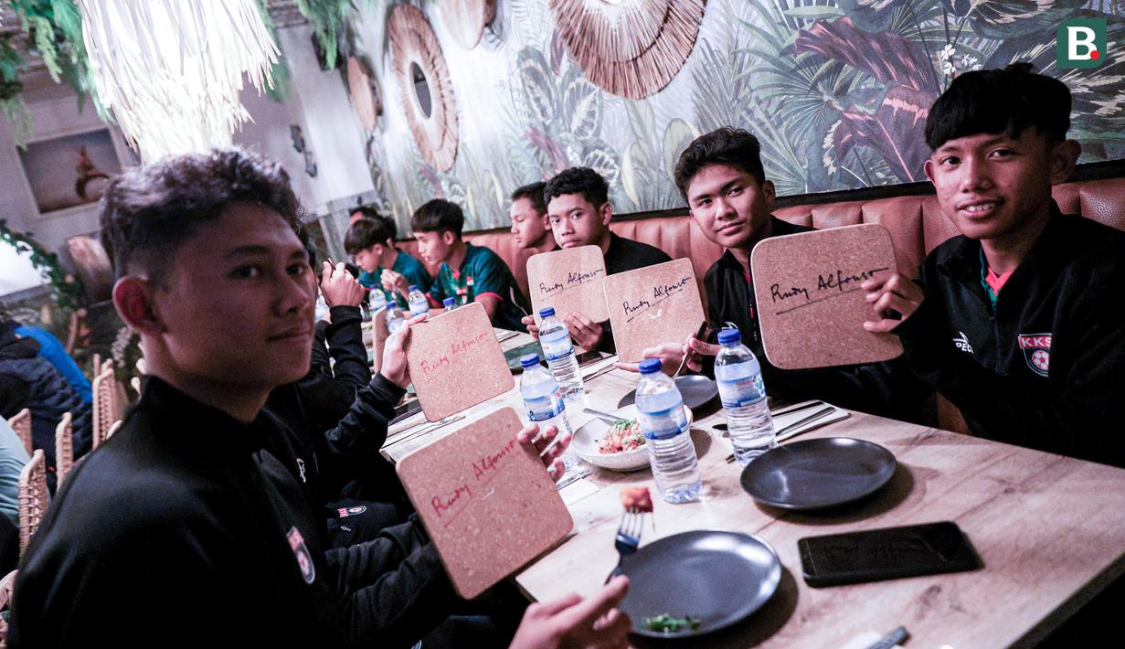 Seperti diketahui, Korea-Korea Selecao melakoni pemusatan latihan di Portugal sejak Rabu (21/11) lalu. Ada banyak program yang mereka dapatkan, seperti berlatih di Sporting CP, Benfica FC, hingga melakoni tiga laga uji coba melawan klub di Portugal. (Bola.com/Bagaskara Lazuardi)