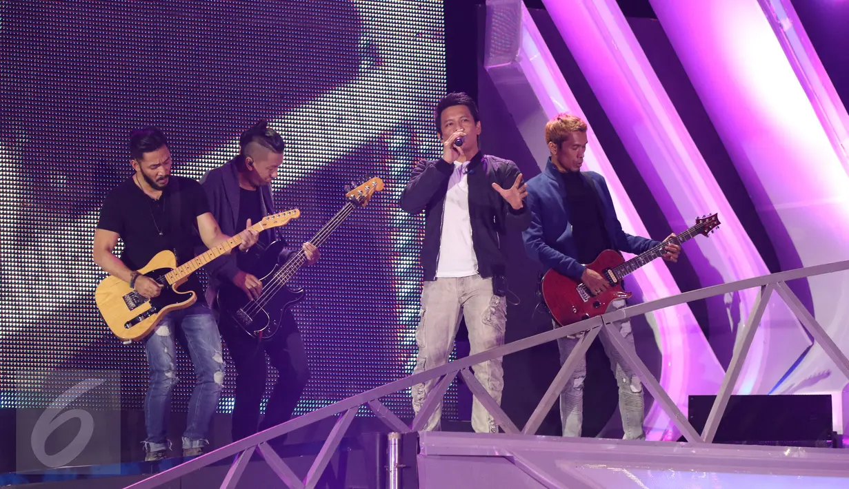 Band Noah memeriahkan konser Gempita 2017 yang digelar di Pantai Karnaval Ancol, Jakarta, Jumat (31/12). Ariel dkk memang telah menjadi langganan tampil dalam konser-konser yang diadakan SCTV. (Liputan6.com/Angga Yuniar)