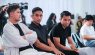 Pemain dan mantan pemain Timnas Indonesia, Witan Sulaeman (kanan), Rizky Ridho (tengah), dan Syamsir Alam saat menghadiri acara peluncuran STY Foundation yang berlangsung di Rans Office, Serpong, Tangerang Selatan, Senin (04/11/2024). (Bola.com/Bagaskara Lazuardi)