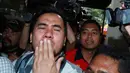 Tiba di Polsek, setelah keluar dari mobil, sehabis menjalani pemeriksaan di BNN, Saipul Jamil, melakukan 'cium jauh' alias 'kiss bye' ke arah wartawan. (Deki Prayoga/Bintang.com)