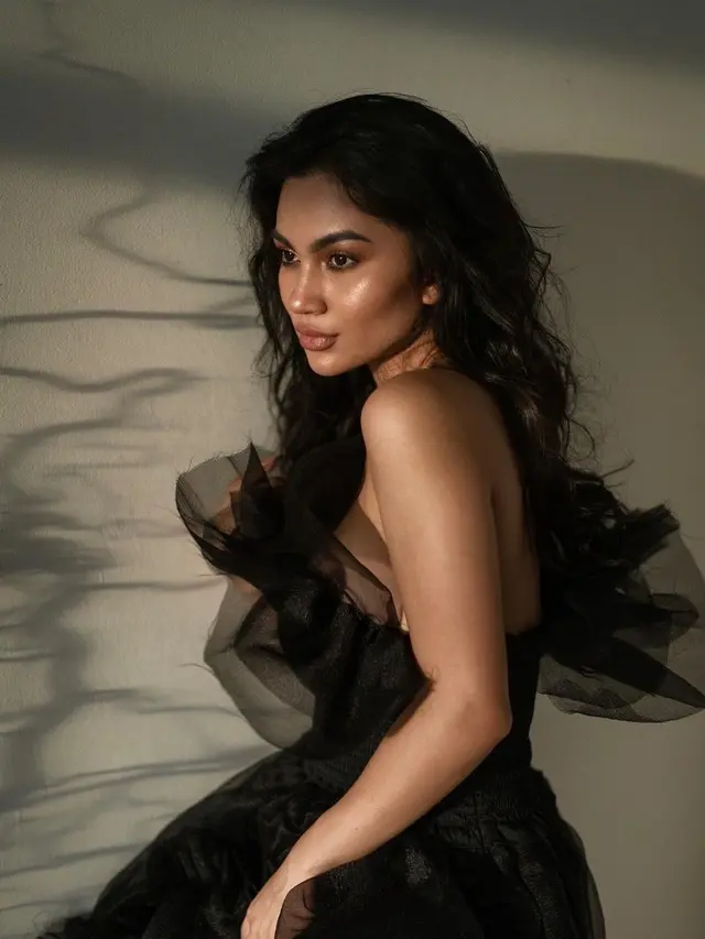 6 Pemotretan Terbaru Ariel Tatum Pakai Busana Hitam, Gayanya Jadi Sorotan