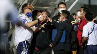 Pelatih Persib Bandung, Robert Alberts terlibat keributan dengan COO Bhayangkara FC, Sumardji di Stadion dr. H. Moch. Soebroto, Magelang, Sabtu (16/10/2021). (Bola.com/Bagaskara Lazuardi).
