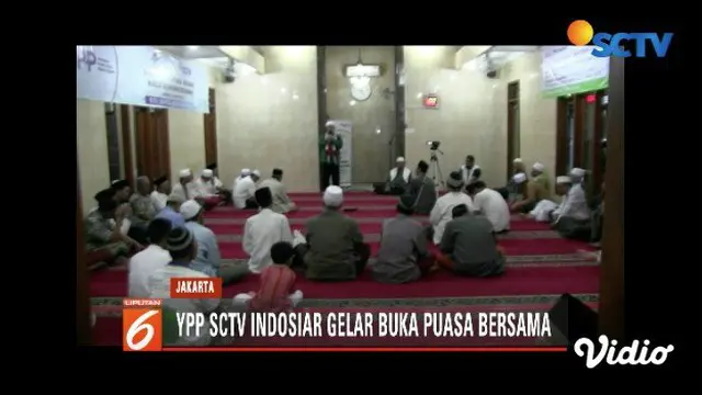 YPP SCTV-Indosiar berbuka puasa bersama sambil berbagi sembako kepada 100 warga Kebayoran Baru, Jakarta Selatan.