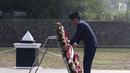 Presiden Joko Widodo memegang rangkaian bunga saat memimpin upacara peringatan Hari Pahlawan Nasional 2018 di TMP Cikutra, Bandung, Sabtu (10/11). Upacara ini untuk mengenang jasa para pahlawan untuk Indonesia.  (Liputan6.com/Angga Yuniar)