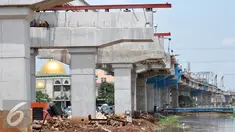 Pembangunan Tol Bekasi-Cawang-Kampung Melayu (Becakayu) terus dikebut, Jakarta, Kamis (27/10). Proyek ini ditargetkan rampung akhir tahun 2017. (Liputan6.com/Yoppy Renato)