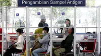 Calon penumpang KA Jarak jauh melakukan tes antigen di Stasiun Pasar Senen, Jakarta, Jumat (28/1/2022). Jelang libur Tahun Baru Imlek, jumlah penumpang di Stasiun Pasar Senen mengalami kenaikan 8.598 orang dibanding Jumat (21/1) lalu sebanyak 7.402 orang. (Liputan6.com/Helmi Fithriansyah)