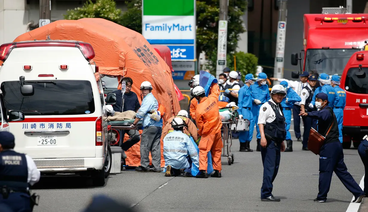 Tim penyelamat bekerja di lokasi penusukan massal di Kawasaki, dekat Tokyo, Jepang, Selasa (28/5/2019). Sebuah aksi penusukan massal membuat panik warga Jepang pada pagi hari ini. (Kyodo News via AP)