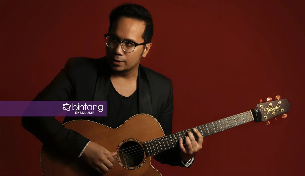 Darah seni mengalir dari ayahnya, Ebiet G Ade. Adera sejak kecil suka dengan dunia musik. Ia mulai tertarik bermusik saat belajar instrumen dari guru saat masih Sekolah Dasar. (Galih W. Satria/Bintang.com)