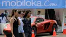 Sejumlah pasang mata menyaksikan aksi para penggemar kendaraan mewah beradu kemampuan di ajang Supercar Experience di Jakarta, Sabtu (1/11/2014). (Liputan6.com/Faizal Fanani)