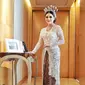 Aurel Hermansyah kenakan kebaya karya Vera Anggraini dari Vera Kebaya dengan balutan swarovski yang indah (dok.instagram/@verakebaya/https://www.instagram.com/p/CNMsZFlrlv4/Komarudin)