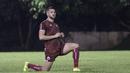 Pemain Persija Jakarta, Marko Simic, melakukan pemansan saat latihan di Lapangan Sutasoma Halim, Jakarta, Jumat (10/5). Latihan ini merupakan persiapan jelang laga Liga 1 Indonesia 2019. (Bola.com/Yoppy Renato)