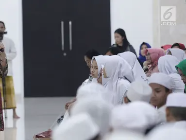 Aktris Jajang C. Noer saat menjadi pembicara dalam diskusi Kebangsaan di Masjid Raya KH Hasyim Ashari, Jakarta, Rabu (09/8). Diskusi kebangsaan di hadiri ratusan santri dan santriwati. (Liputan6.com/Herman Zakharia)