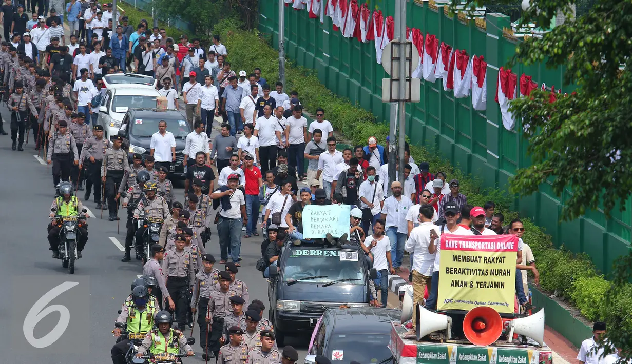 Ratusan driver online melakukan aksi menuju Gedung DPR, Jakarta, Senin (22/8). Isi Permenhub No. 32 tahun 2016, diantaranya mewajibkan pengemudi memiliki SIM A Umum dan aturan balik nama STNK kepada perusahaan atau koperasi. (Liputan6.com/Angga Yuniar)